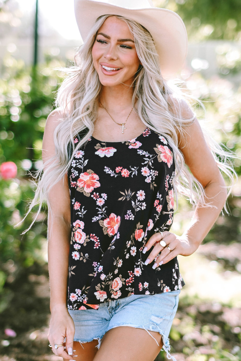 Beige tanktop met bloemenprint en kruislings straps-detail - PrizQ