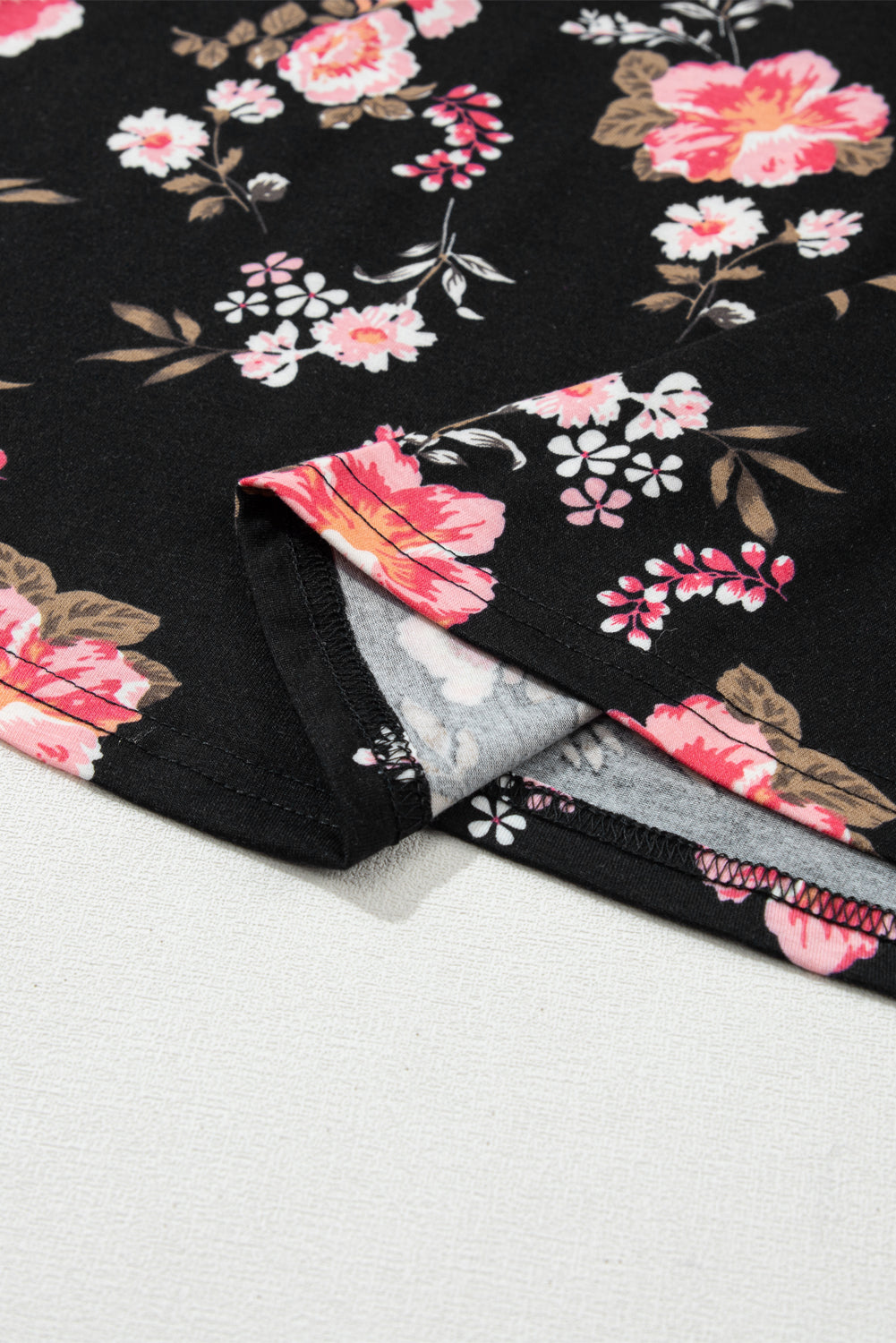 Beige tanktop met bloemenprint en kruislings straps-detail - PrizQ