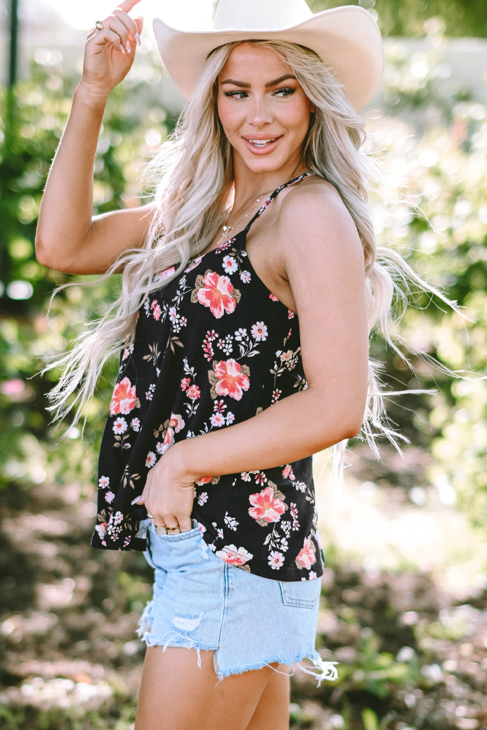 Beige tanktop met bloemenprint en kruislings straps-detail - PrizQ