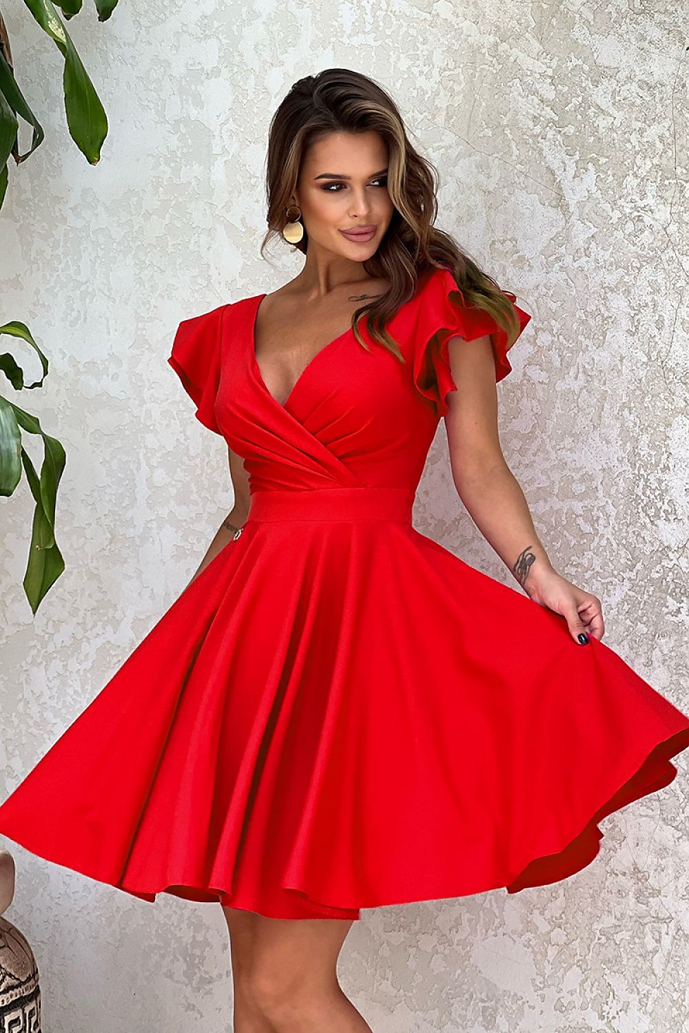 Vrouw in Ruffle Charm taillejurk met ruches aan de mouwen – elegante meisjesachtige jurk