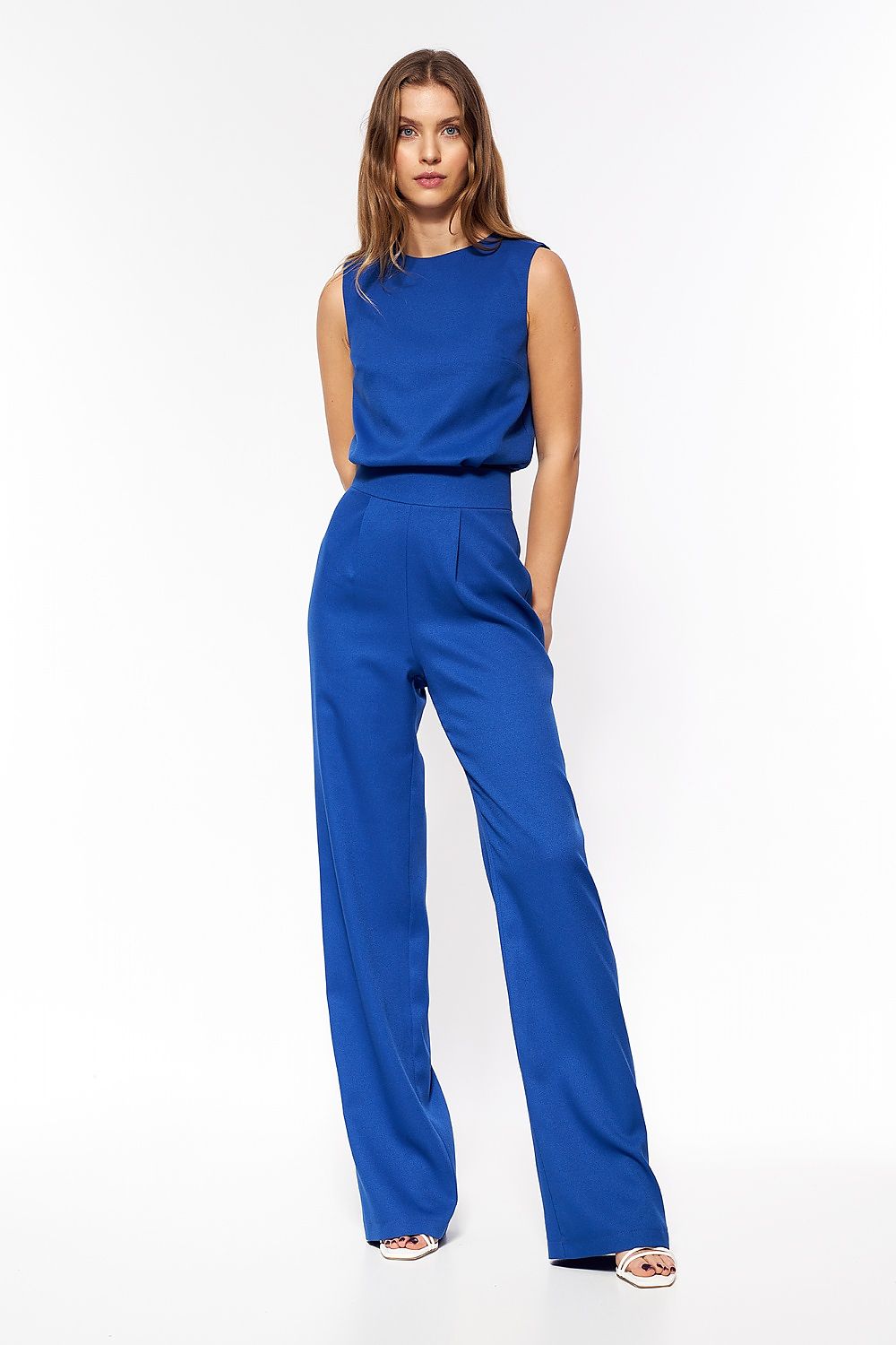 Elegante jumpsuit met rechte pijpen, subtiele knopen en een licht blootgelegde rug β ideaal voor een stijlvolle avondoutfit met naaldhakken.