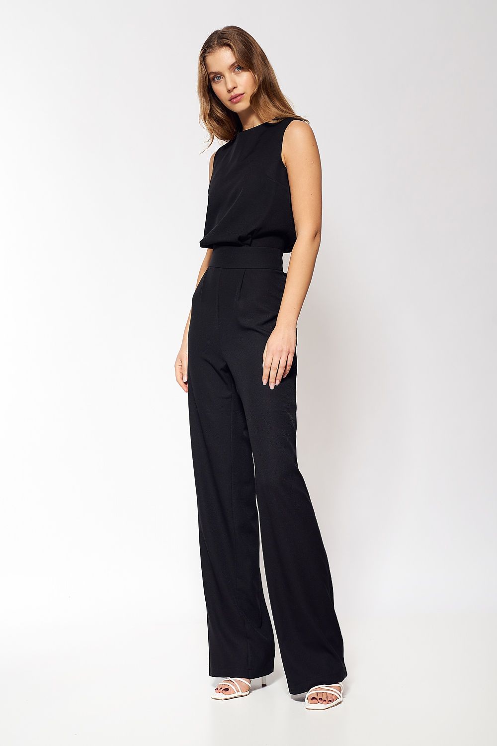Elegante jumpsuit met rechte pijpen, subtiele knopen en een licht blootgelegde rug β ideaal voor een stijlvolle avondoutfit met naaldhakken.