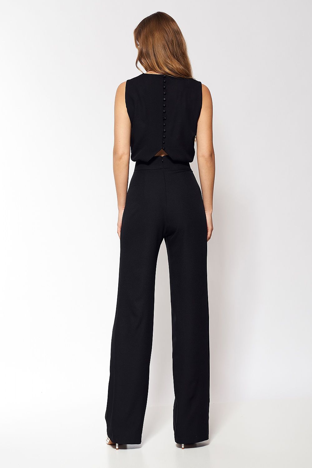 Elegante jumpsuit met rechte pijpen, subtiele knopen en een licht blootgelegde rug β ideaal voor een stijlvolle avondoutfit met naaldhakken.