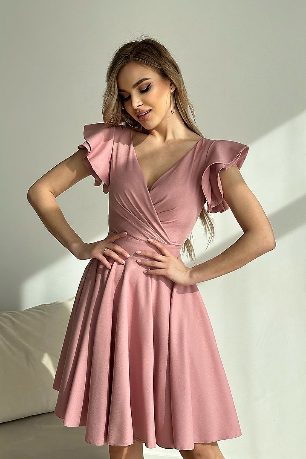 Vrouw in Ruffle Charm taillejurk met ruches aan de mouwen – elegante meisjesachtige jurk