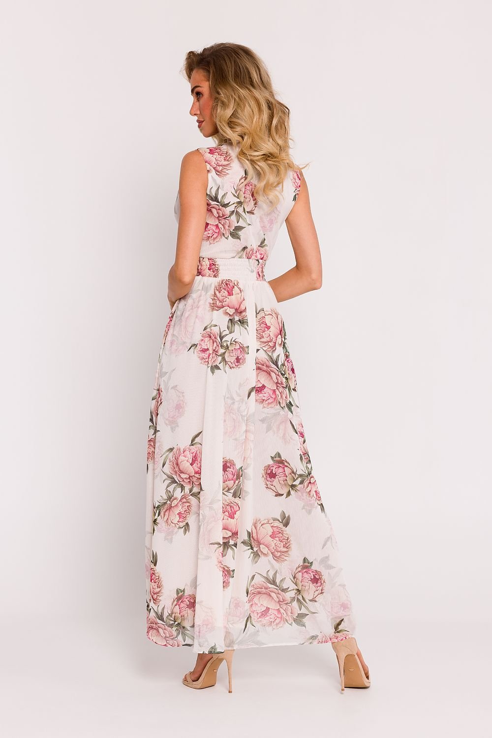 Model draagt Summer Muse chiffon zomerjurk met hoge split en diepe V-hals in luchtige, elegante stijl.