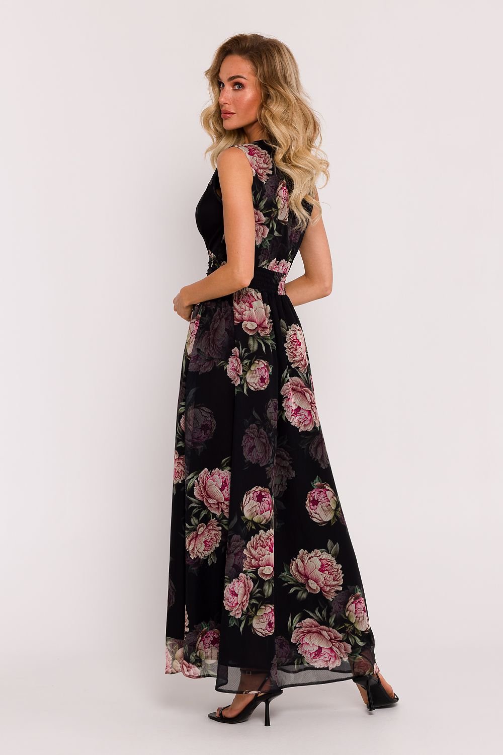 Model draagt Summer Muse chiffon zomerjurk met hoge split en diepe V-hals in luchtige, elegante stijl.