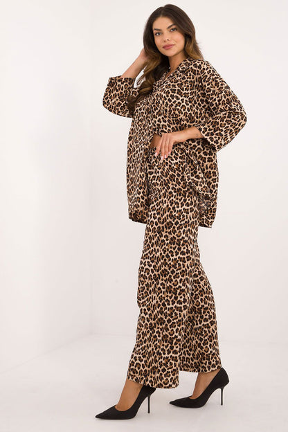 Detail broek:&nbsp;Wijde pijpenbroek met hoge elastische taille – Safari Chic Duo Set door Numoco