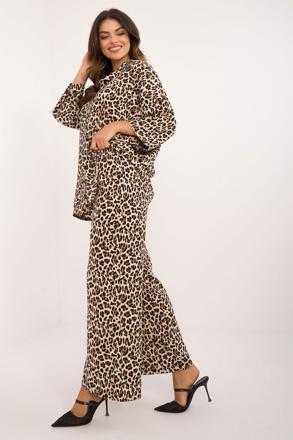 Detail broek:&nbsp;Wijde pijpenbroek met hoge elastische taille – Safari Chic Duo Set door Numoco
