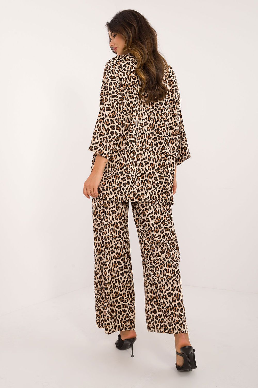 Detail broek:&nbsp;Wijde pijpenbroek met hoge elastische taille – Safari Chic Duo Set door Numoco