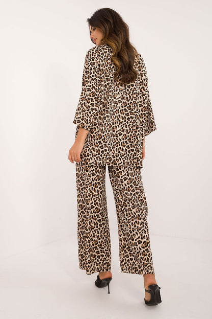 Detail broek:&nbsp;Wijde pijpenbroek met hoge elastische taille – Safari Chic Duo Set door Numoco