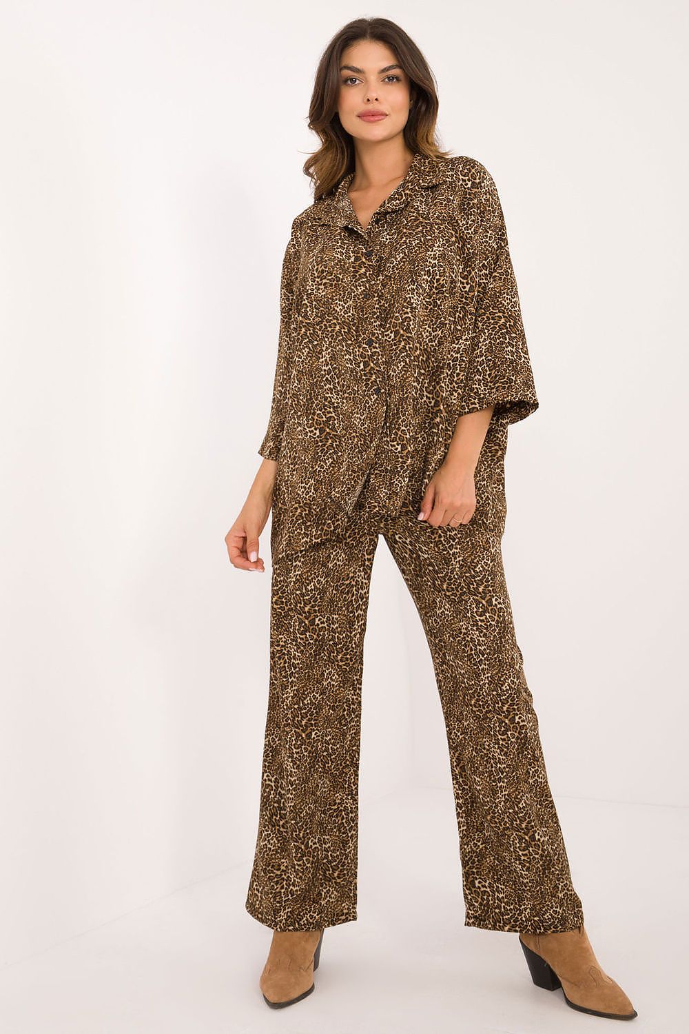 Detail broek:&nbsp;Wijde pijpenbroek met hoge elastische taille – Safari Chic Duo Set door Numoco