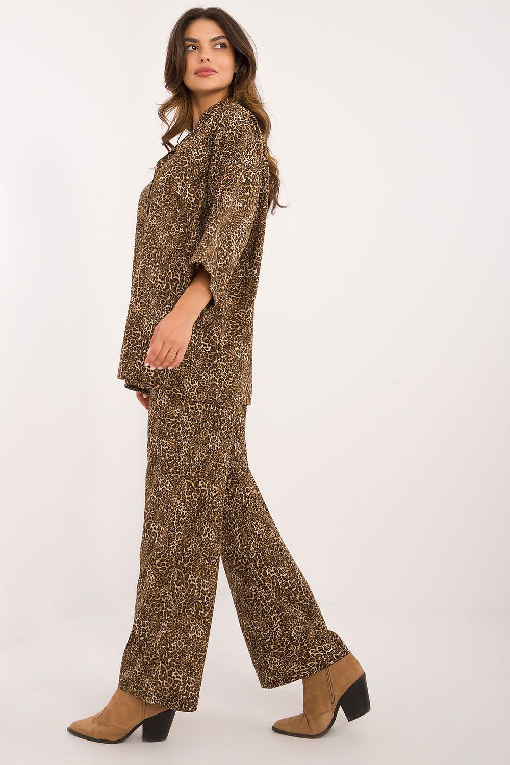 Detail broek:&nbsp;Wijde pijpenbroek met hoge elastische taille – Safari Chic Duo Set door Numoco