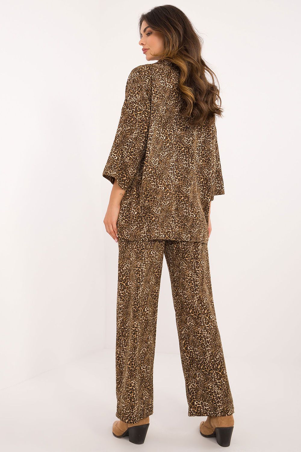 Detail broek:&nbsp;Wijde pijpenbroek met hoge elastische taille – Safari Chic Duo Set door Numoco