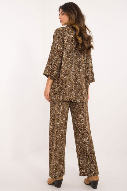 Detail broek:&nbsp;Wijde pijpenbroek met hoge elastische taille – Safari Chic Duo Set door Numoco